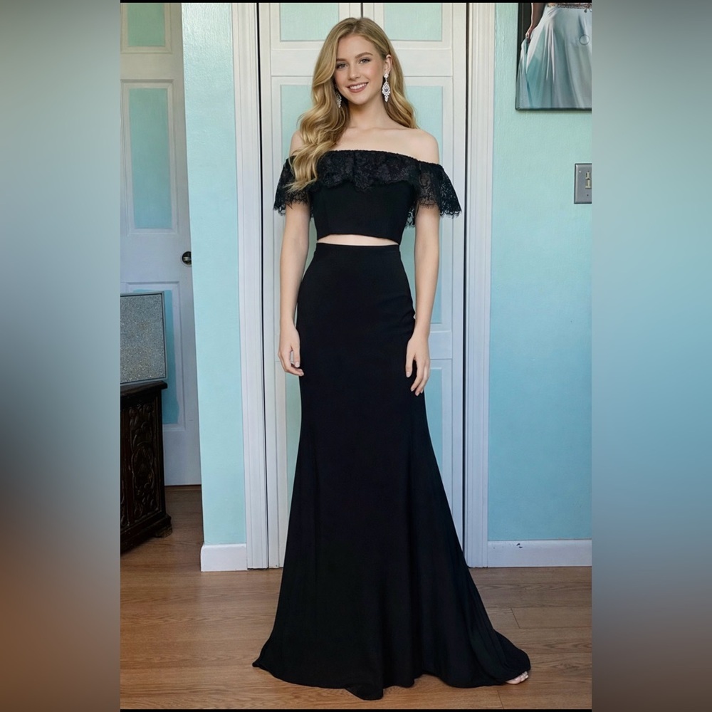 Size 6 Black 2 pc Madison James 18-667 off shoulder lace crepe prom cruise NWT